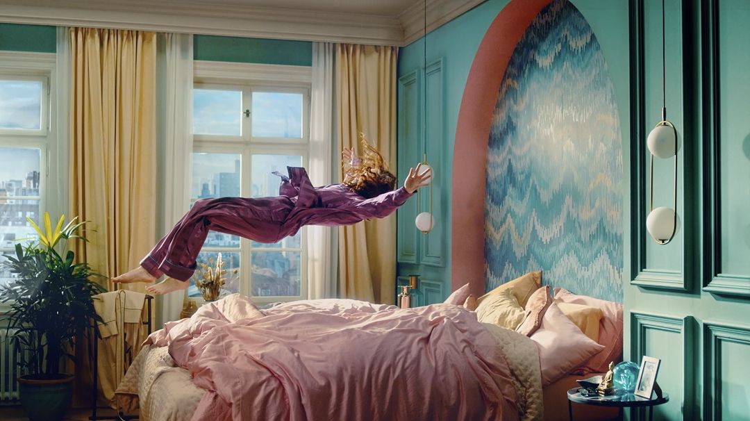 Persona che cade su un letto